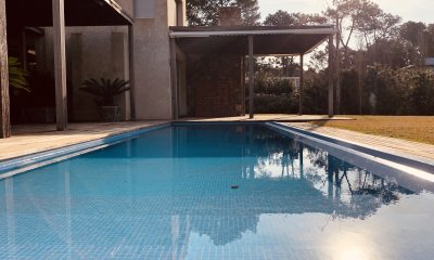 Vendo excepcional casa ubicada dentro de Laguna Blanca
