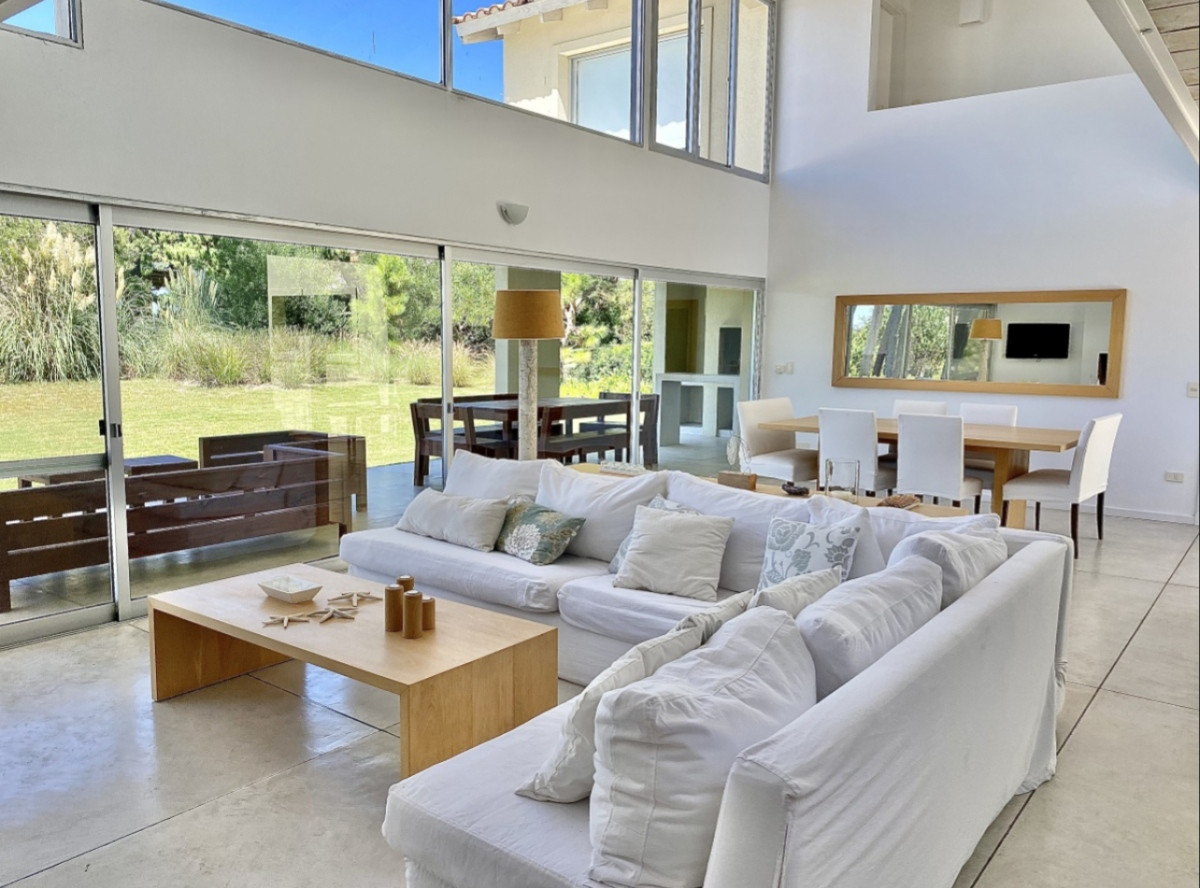 Elegante Casa de Diseño en Laguna Blanca con 4 Dormitorios y Servicio