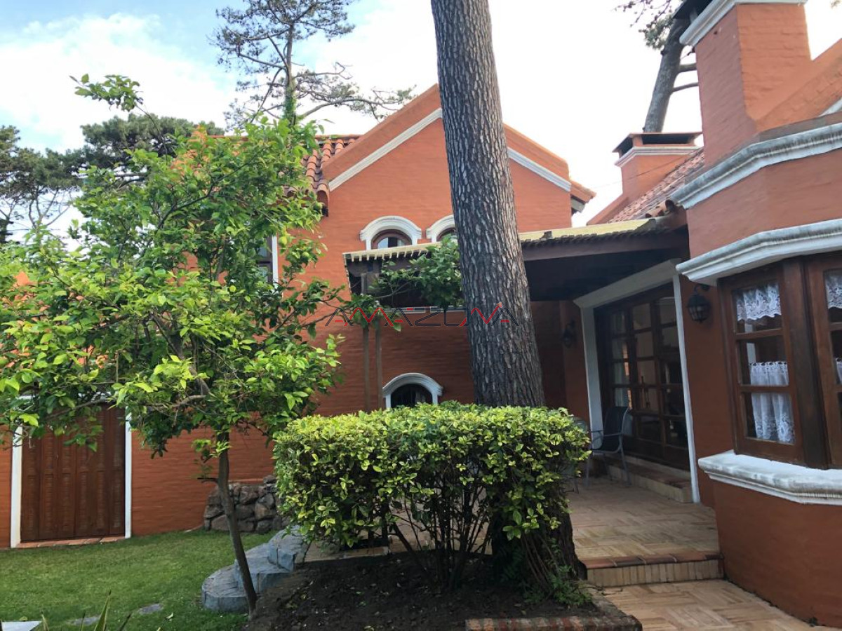 Casa ID.5499 - Casa muy bien ubicada en la mansa, ideal para vivir todo el año