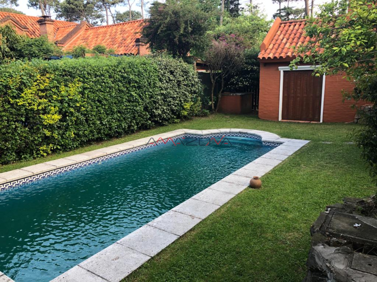 Casa ID.5499 - Casa muy bien ubicada en la mansa, ideal para vivir todo el año