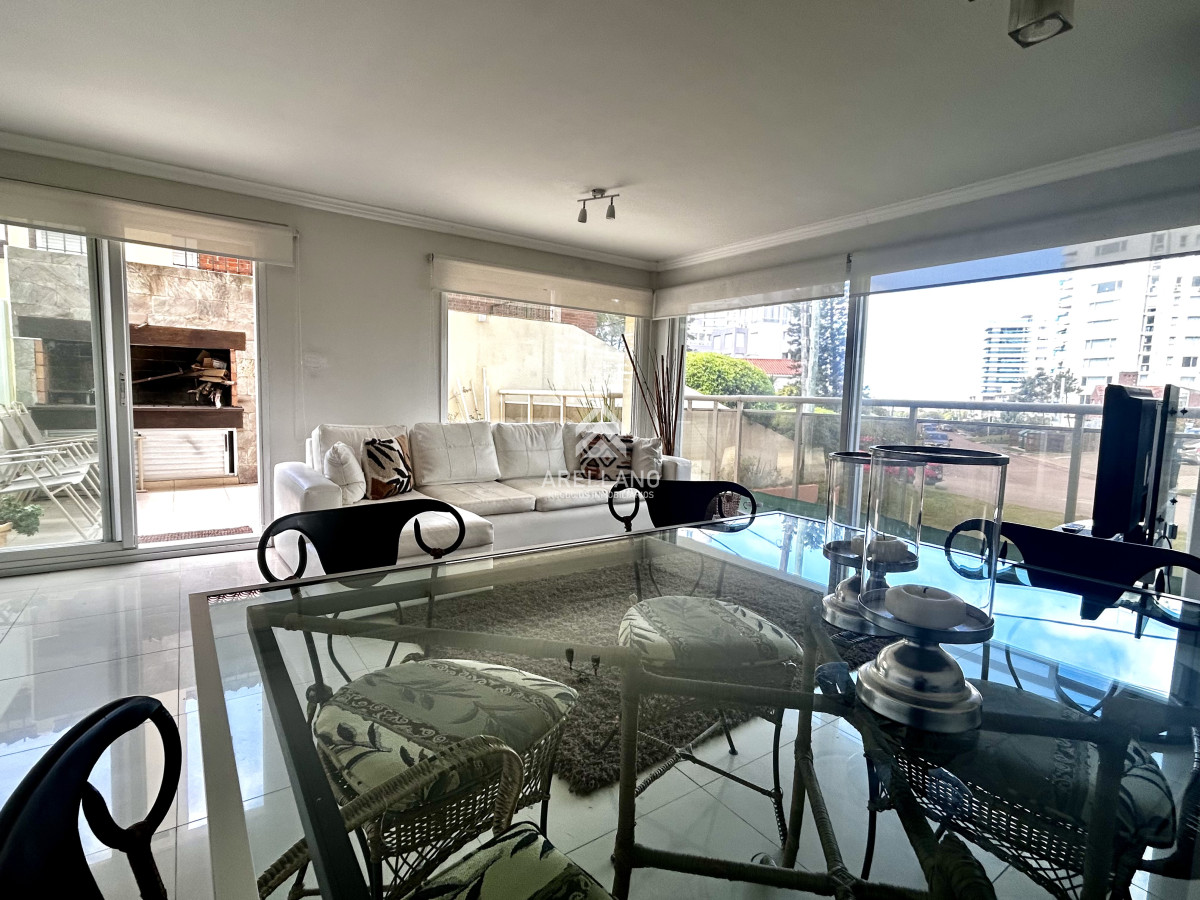 Apartamento ID.5919 - Venta apartamento 2 dormitorios amplia terraza con parrillero y vista al mar 