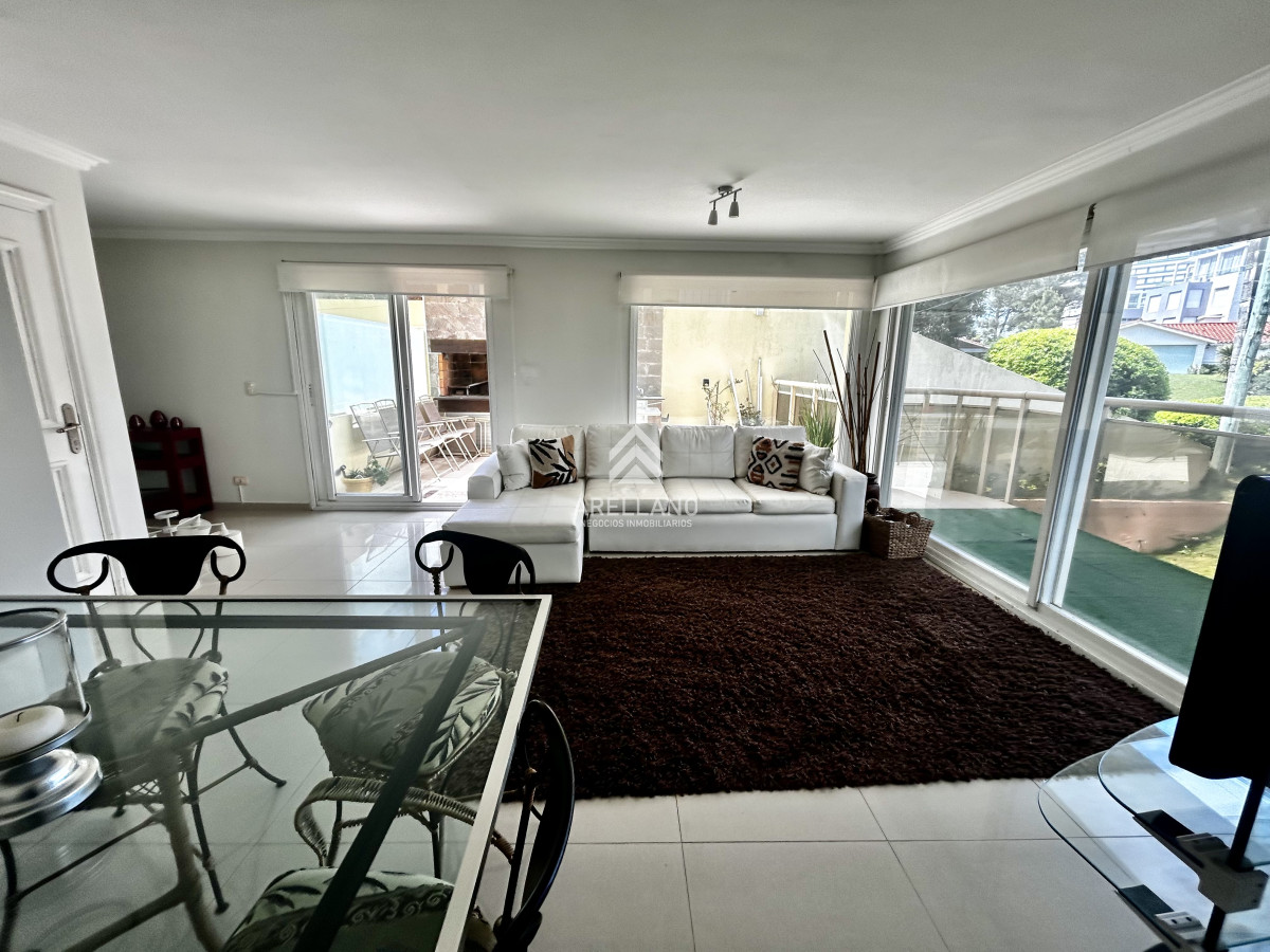 Apartamento ID.5919 - Venta apartamento 2 dormitorios amplia terraza con parrillero y vista al mar 