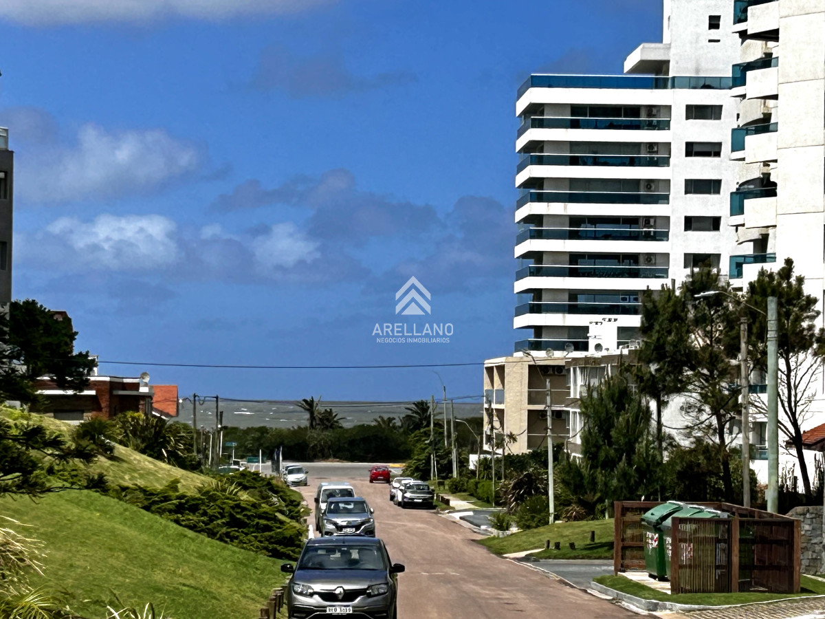 Apartamento ID.5919 - Venta apartamento 2 dormitorios amplia terraza con parrillero y vista al mar 