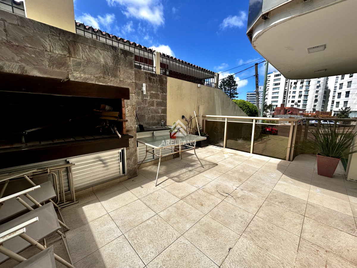 Apartamento ID.5919 - Venta apartamento 2 dormitorios amplia terraza con parrillero y vista al mar 