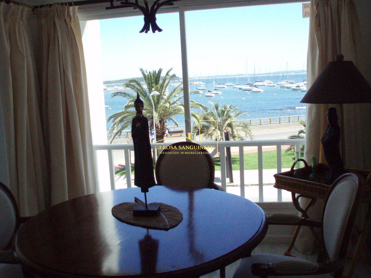 Amplio apartamento en la Punta con vista al puerto frente al mar - GST405A