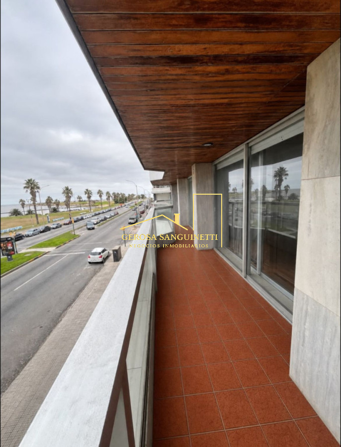 Apartamento ID.3608 - Espacioso apartamento de 4 dormitorios en venta en rambla de Punta Carretas 