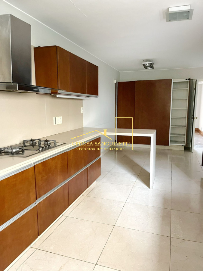 Apartamento ID.3608 - Espacioso apartamento de 4 dormitorios en venta en rambla de Punta Carretas 