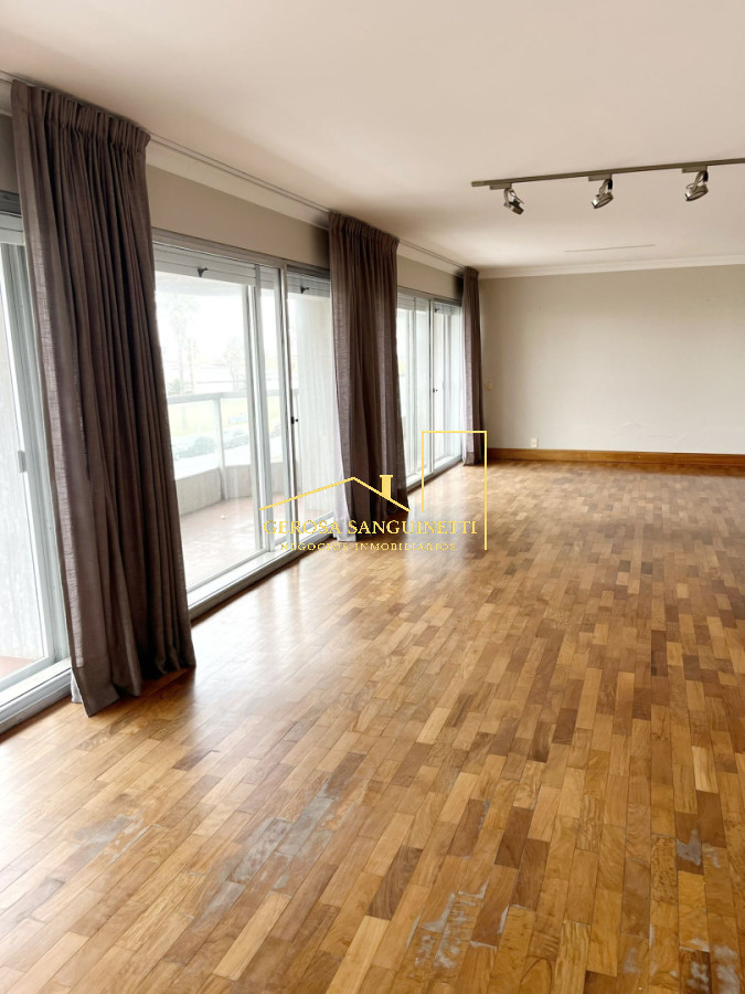 Apartamento ID.3608 - Espacioso apartamento de 4 dormitorios en venta en rambla de Punta Carretas 