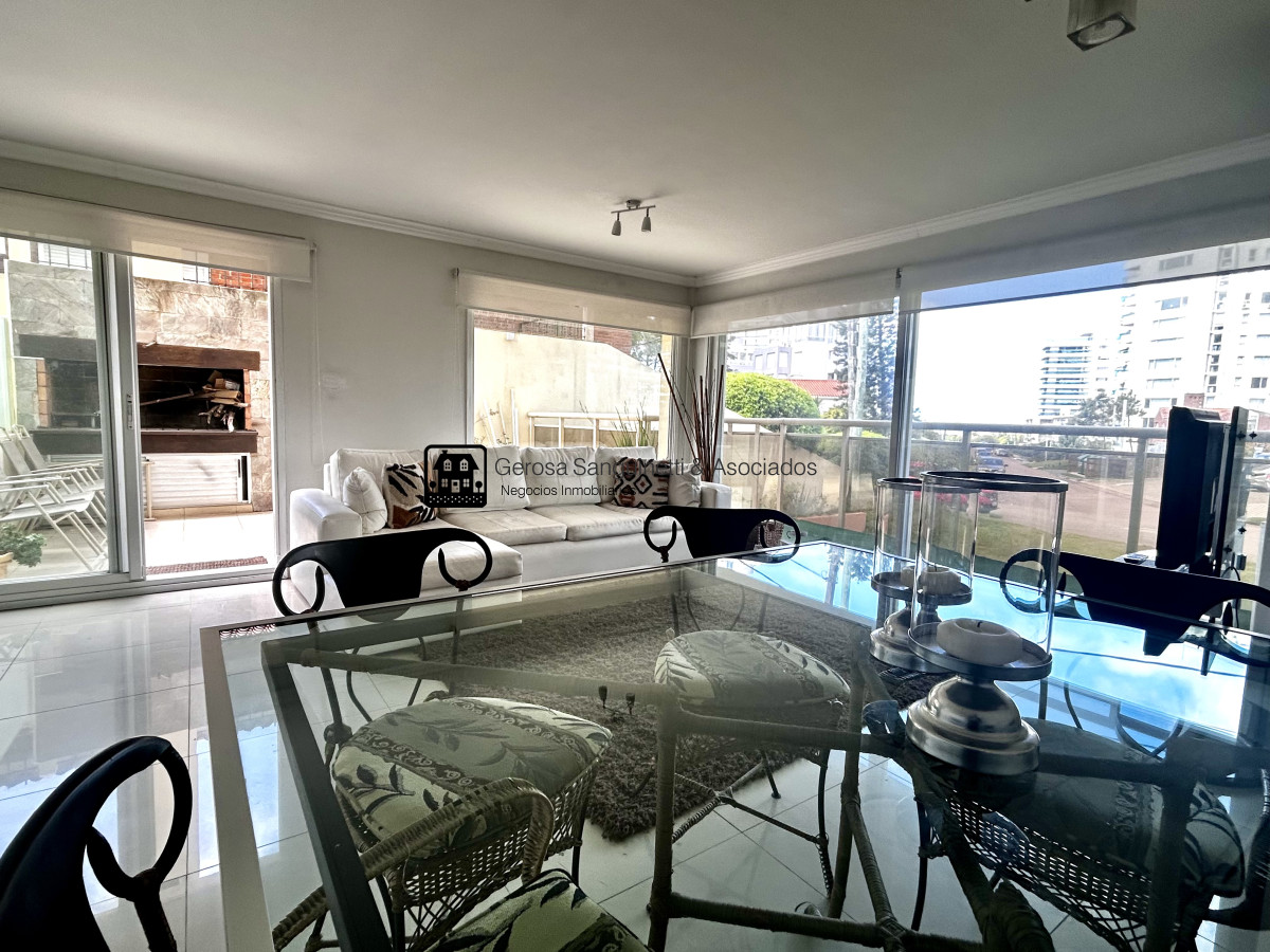 Apartamento ID.183 - Apto en venta acepta financiación y permuta, con amplia terraza con parrillero y vista al mar 