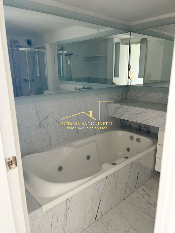 Apartamento ID.3608 - Espacioso apartamento de 4 dormitorios en venta en rambla de Punta Carretas 