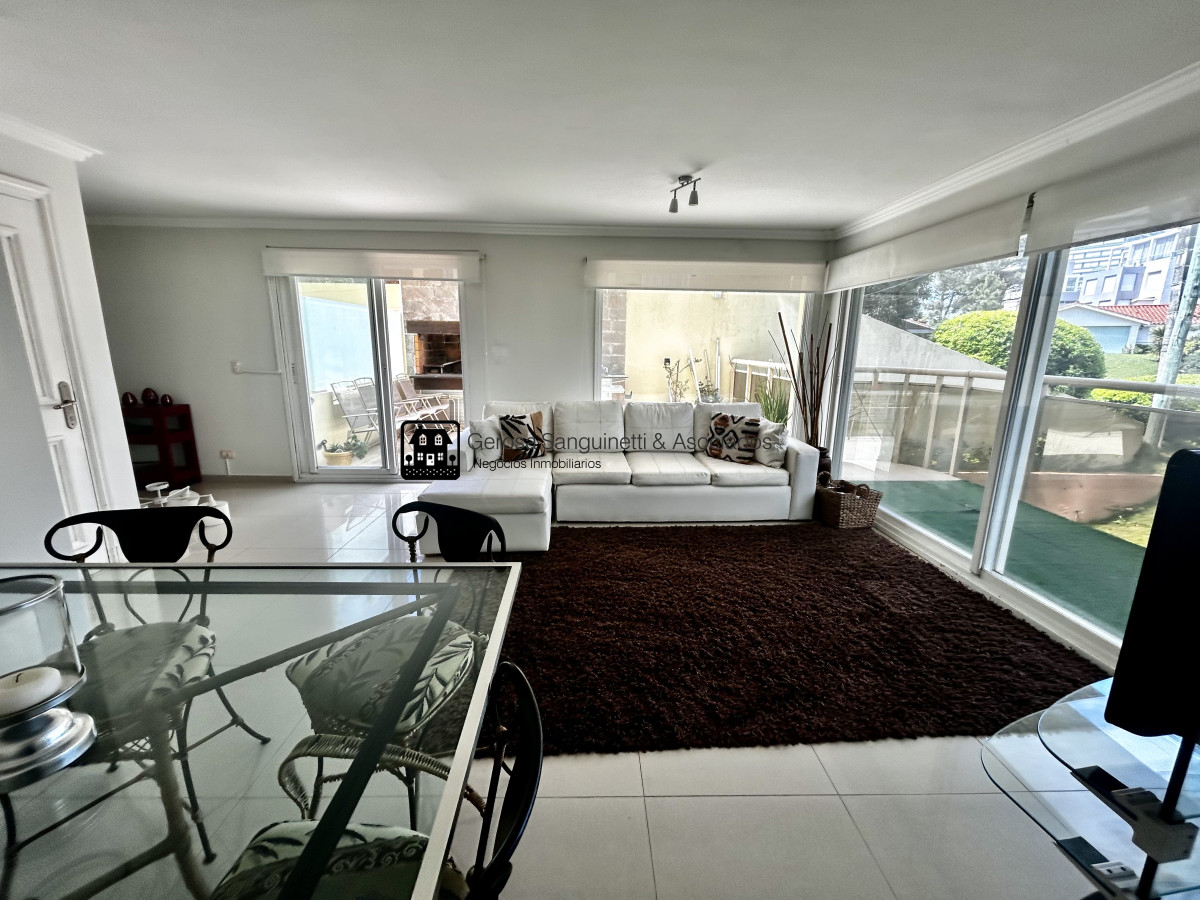 Apartamento ID.183 - Apto en venta acepta financiación y permuta, con amplia terraza con parrillero y vista al mar 