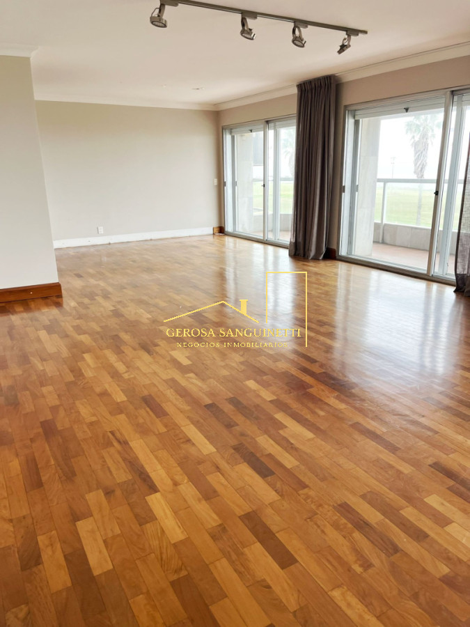 Apartamento ID.3608 - Espacioso apartamento de 4 dormitorios en venta en rambla de Punta Carretas 