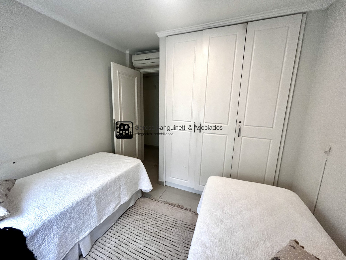 Apartamento ID.183 - Apto en venta acepta financiación y permuta, con amplia terraza con parrillero y vista al mar 