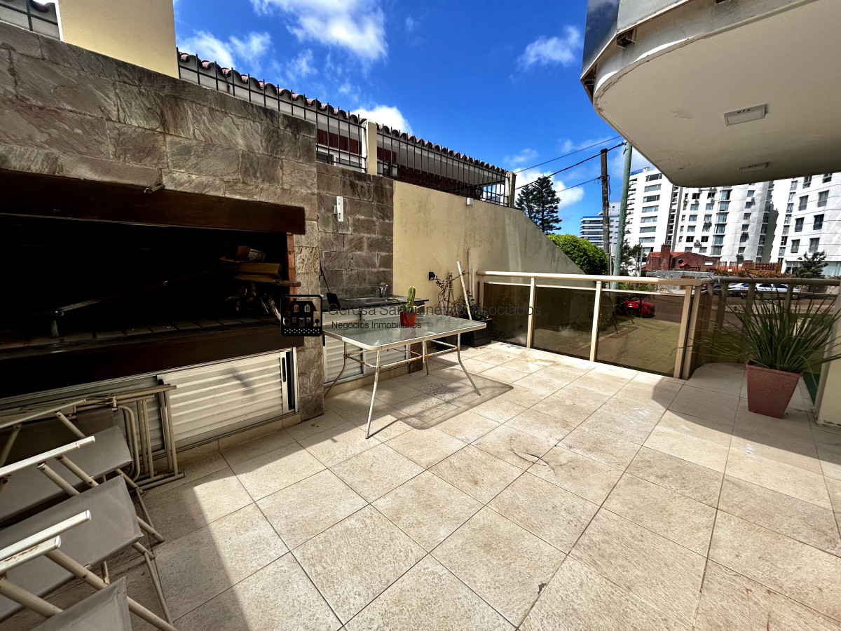Apartamento ID.183 - Apto en venta acepta financiación y permuta, con amplia terraza con parrillero y vista al mar 