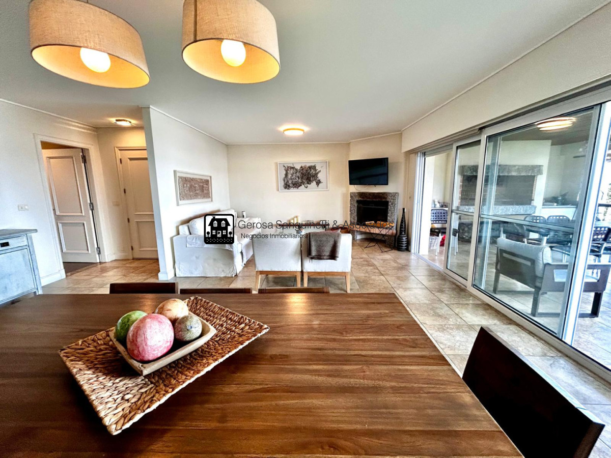 Apartamento ID.3429 - Apartamento en venta con excelente vista con 4 dormitorios en Punta del este