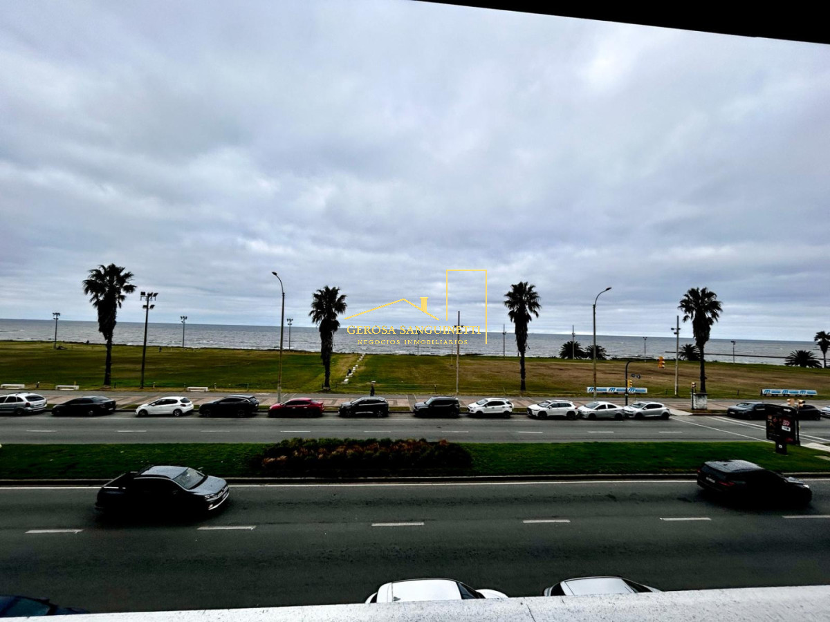Apartamento ID.3608 - Espacioso apartamento de 4 dormitorios en venta en rambla de Punta Carretas 
