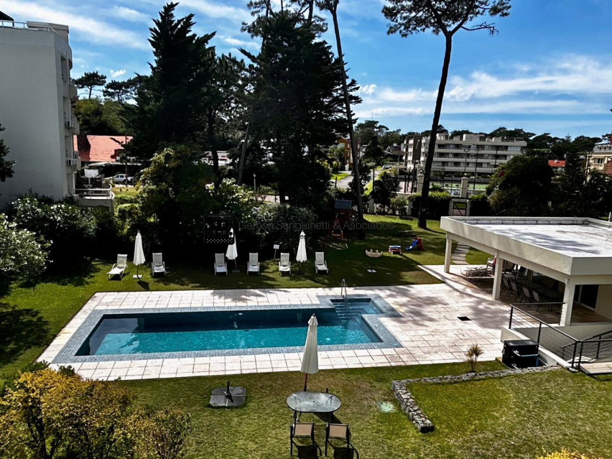 Apartamento ID.3429 - Apartamento en venta con excelente vista con 4 dormitorios en Punta del este