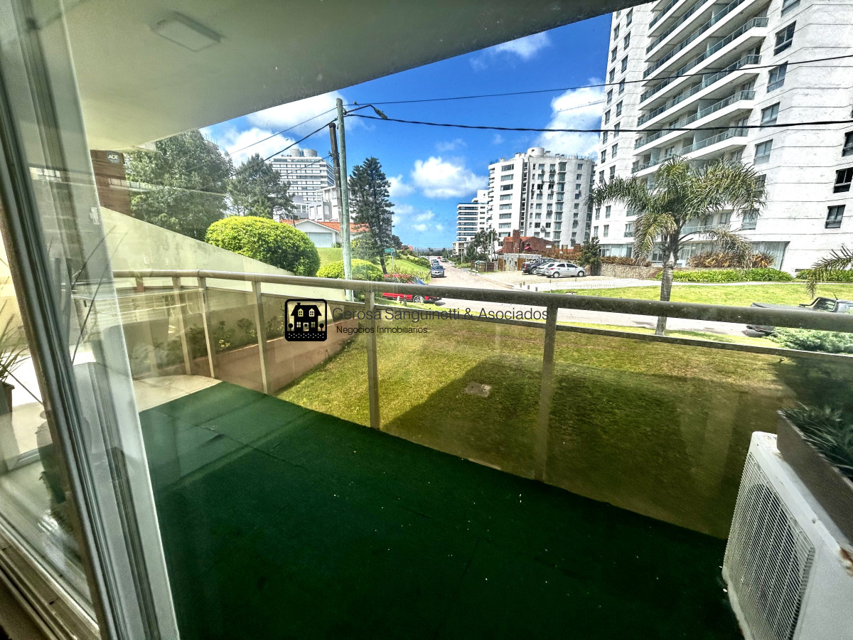 Apartamento ID.183 - Apto en venta acepta financiación y permuta, con amplia terraza con parrillero y vista al mar 