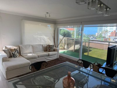 Apartamento en Brava - Punta del Este
Ubicado a  100 metros del Mar. 

Unidad de 2 Dormitorios 2 Baños 1 Suites con jacuzzi (con capacidad para 4 personas , 3 camas)
Living comedor con salida a una amplia terraza con parrillero y vista parcial al mar  
Cocina con lavadero 
Sauna 
Piscina Climatizada
Garaje 
Jacuzzi 
Sauna
Servicio de playa 
Gastos comunes : $ 22875
Superficie Propia   : 76m2 

Consulte con nuestros asesores.

