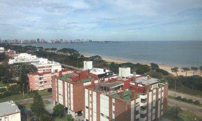Apto en impecable estado con vista hacia la península