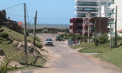 Apartamento en la brava, con amplia terraza con parrillero y vista al mar