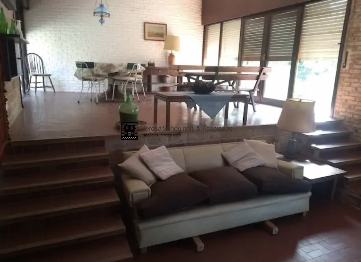 Casa ID.1601 - Amplia casa con maravilloso parque, a metros del mar