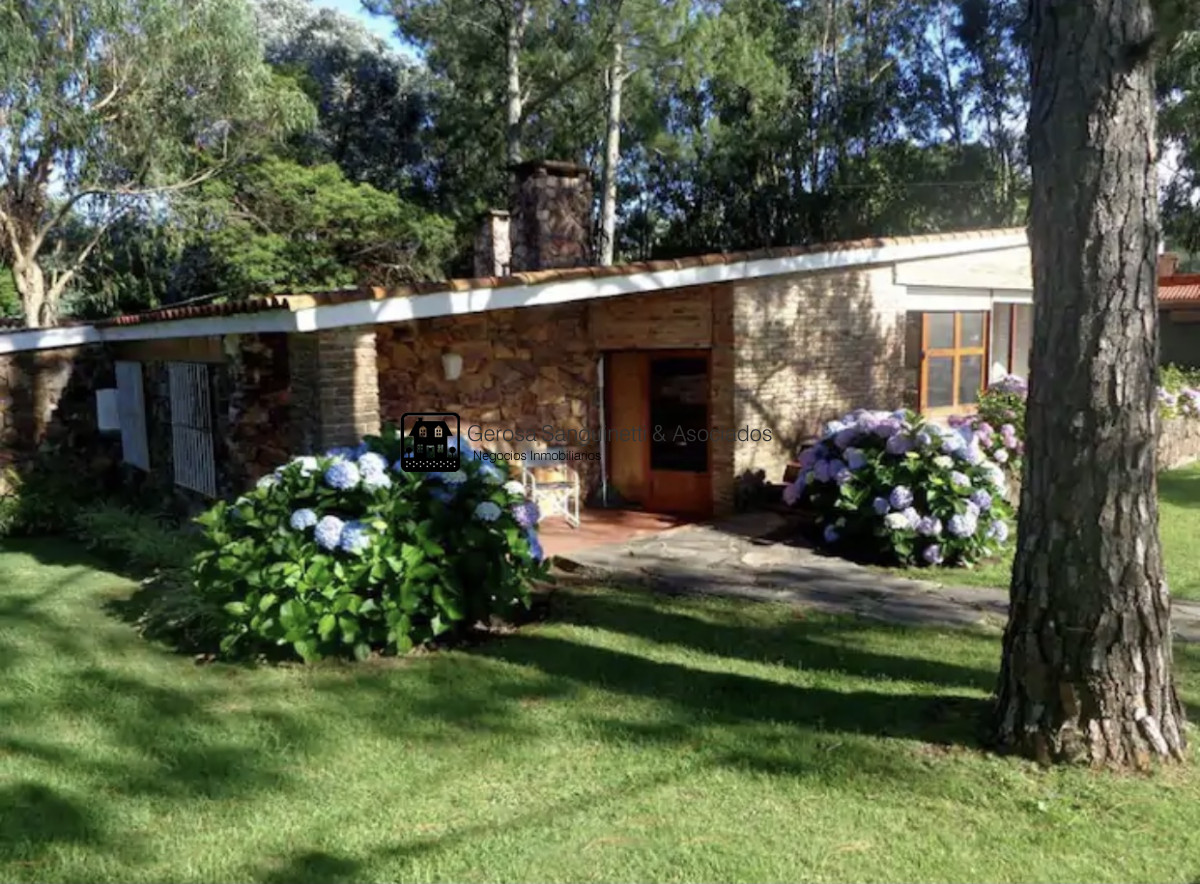 Casa ID.1601 - Amplia casa con maravilloso parque, a metros del mar