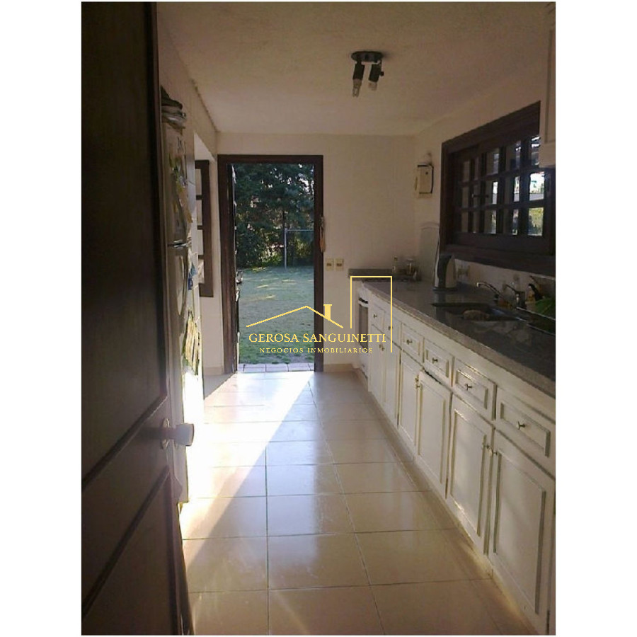 Casa ID.798 - Casa de 4 dormitorios en alquiler en Pinares Punta del Este 