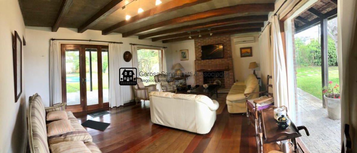 Casa ID.1561 - Amplia casa en la Brava a pasos de la playa con vista parcial al mar