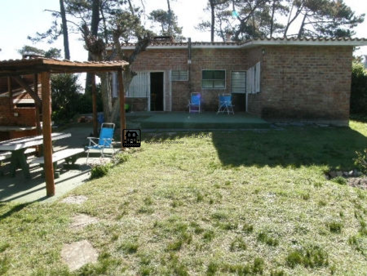Casa ID.645 - Muy linda casa en alquiler anual a 2 cuadras del mar