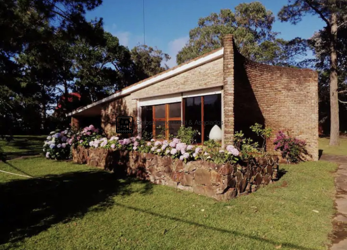 Casa ID.1601 - Amplia casa con maravilloso parque, a metros del mar