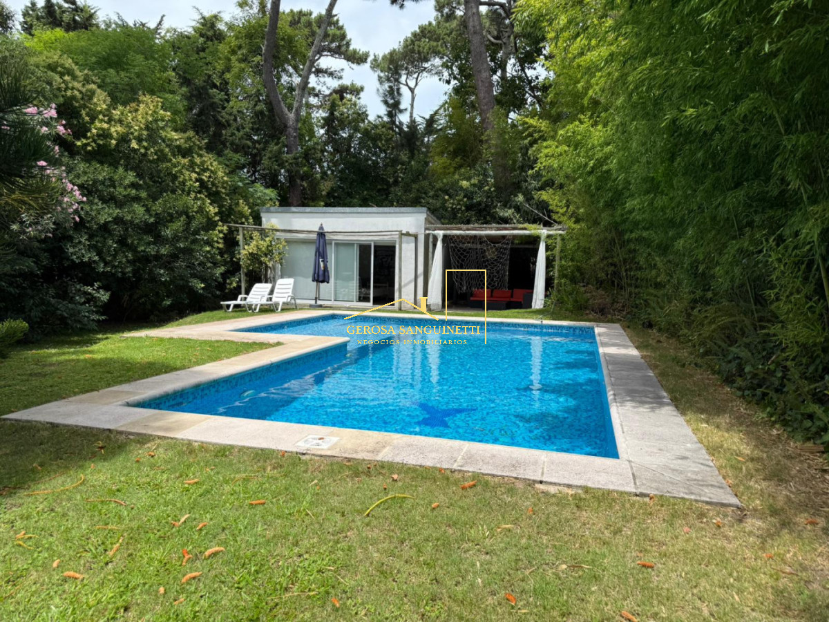 Casa ID.3332 - Chalet con piscina climatizada de 3 dormitorios en alquiler Punta del Este