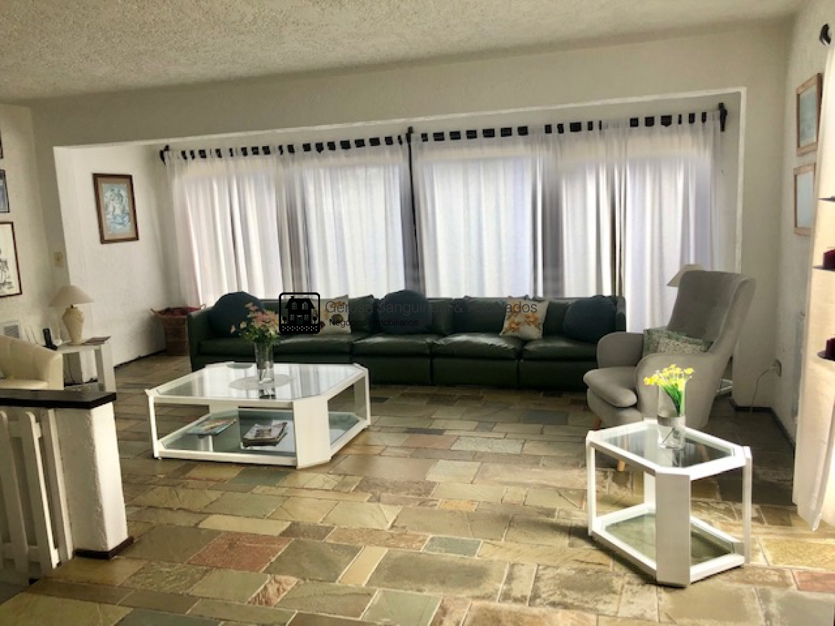 Casa ID.1744 - Amplia casa en PInares a metros del mar
