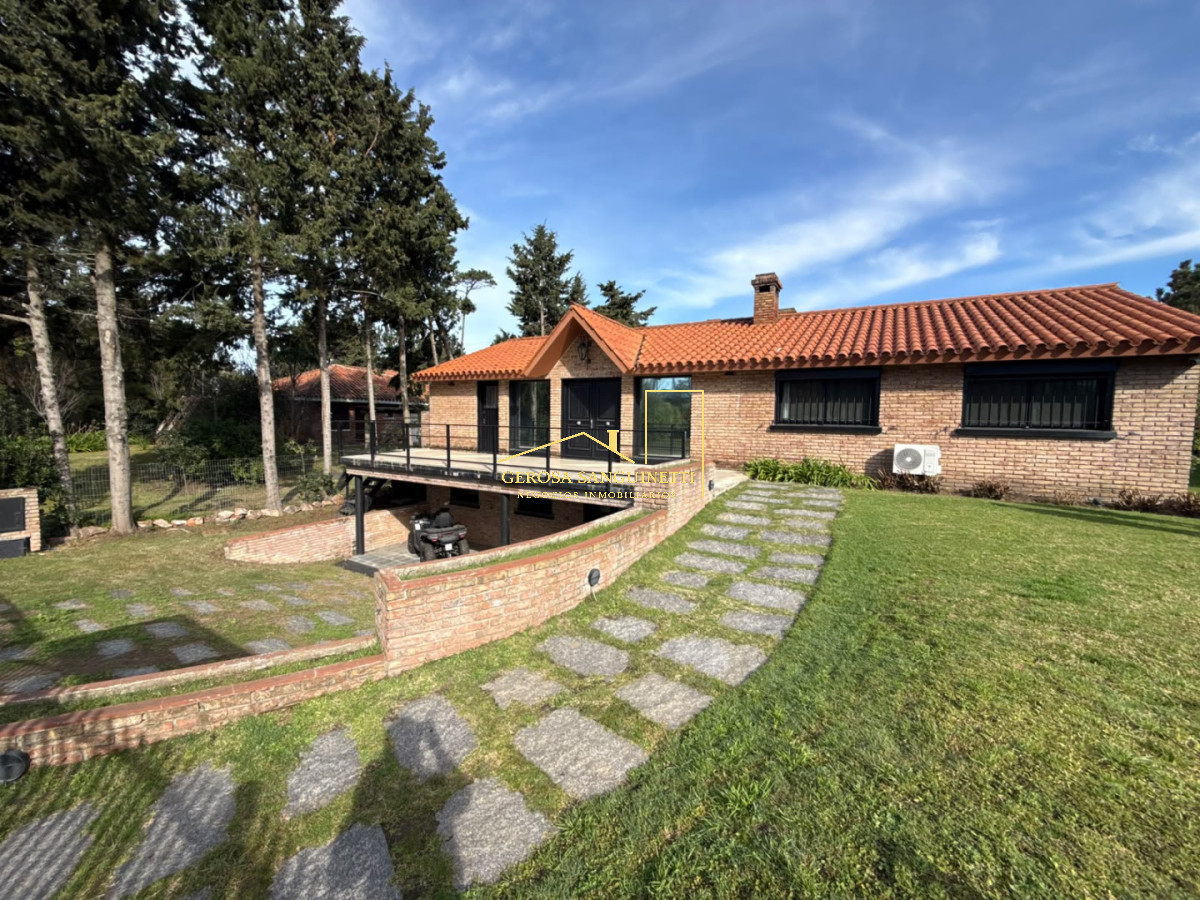 Casa ID.3678 - Espectacular casa en Pinares de 9 dormitorios 