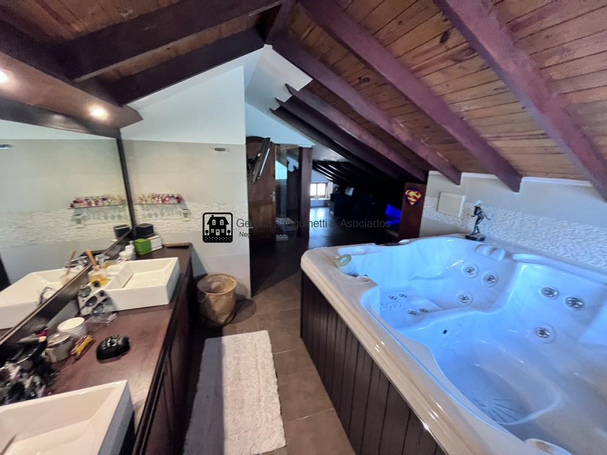Casa ID.2286 - Espectacular casa en Pinares a metros del mar