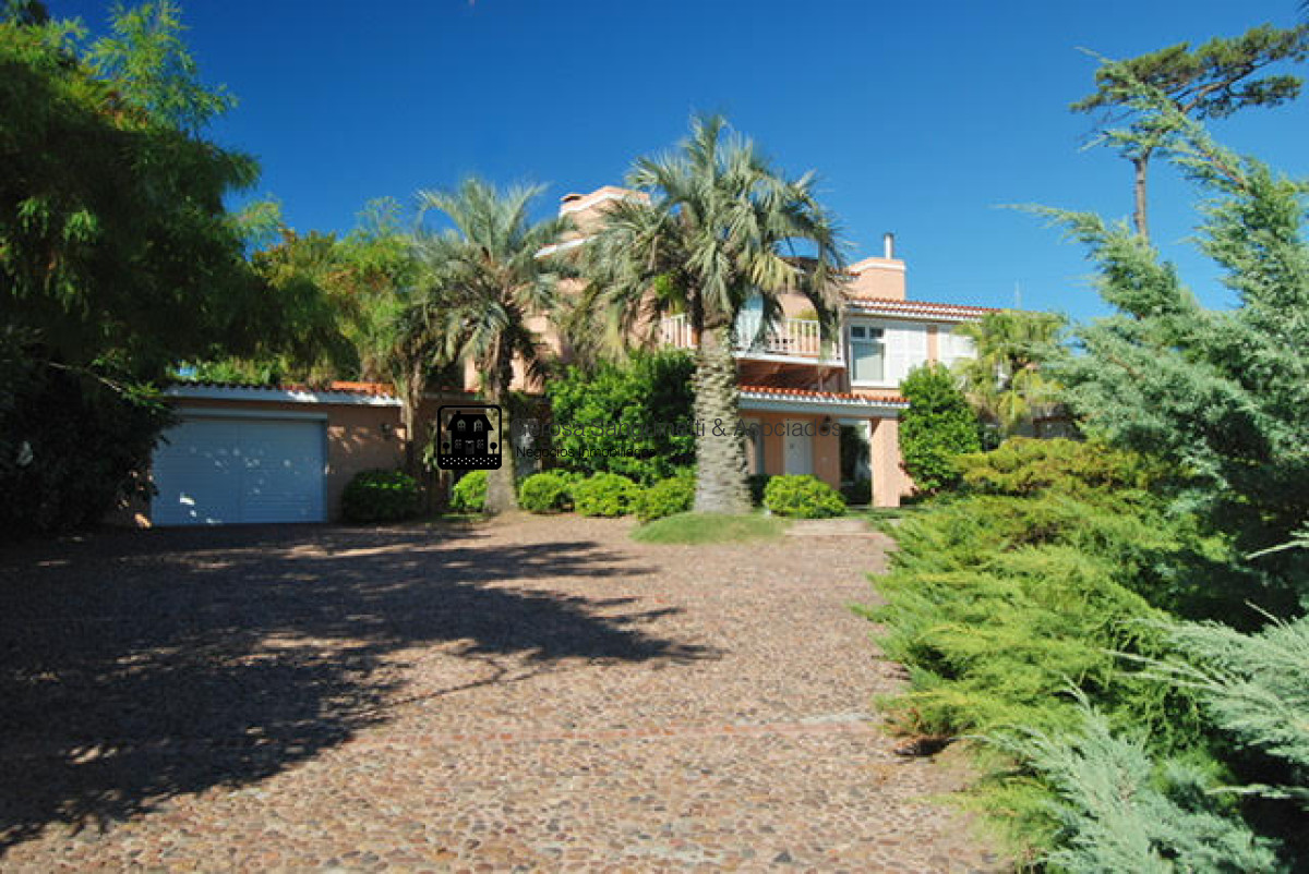 Casa ID.1590 - Espectacular casa, con todas las comodidades