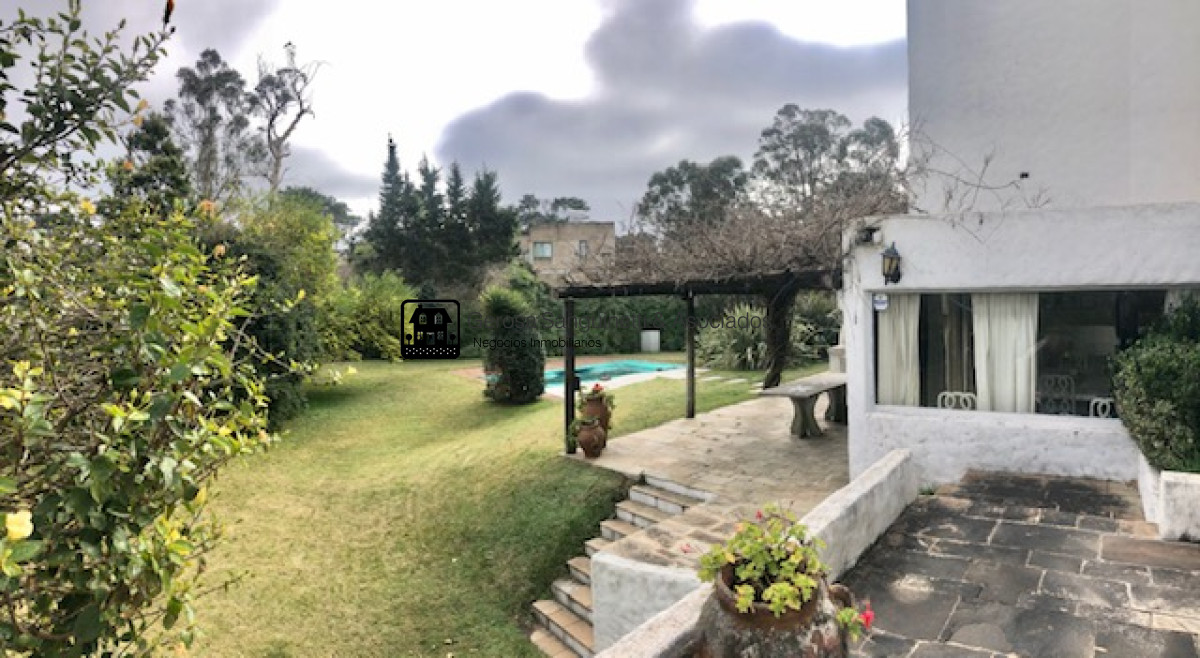 Casa ID.1744 - Amplia casa en PInares a metros del mar