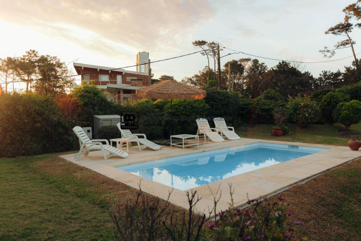 Casa ID.3218 - Chalet de 3 dormitorios en suite en Pinares en Alquiler