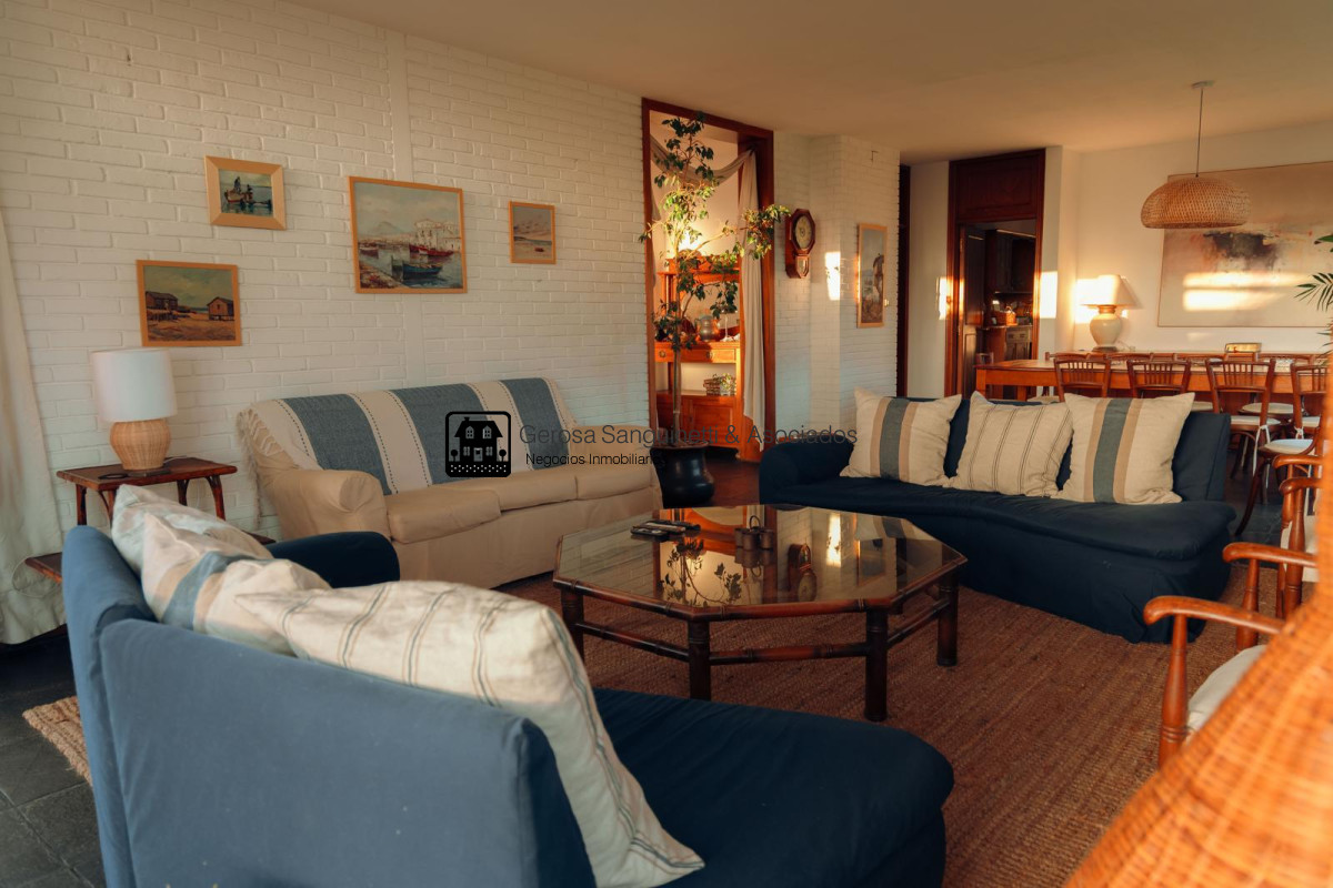 Casa ID.3218 - Chalet de 3 dormitorios en suite en Pinares en Alquiler