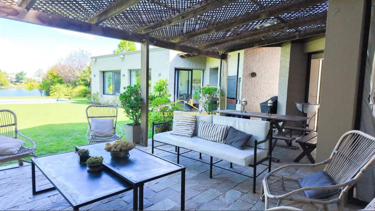 Casa ID.3730 - Casa sobre lago de Parque Miramar en venta 