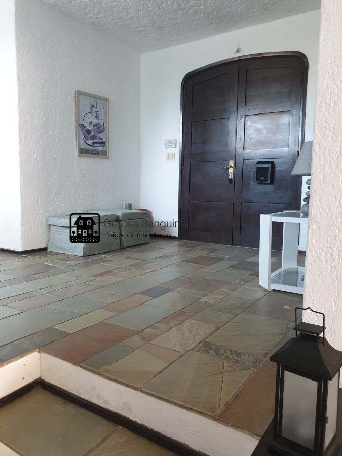 Casa ID.1744 - Amplia casa en PInares a metros del mar