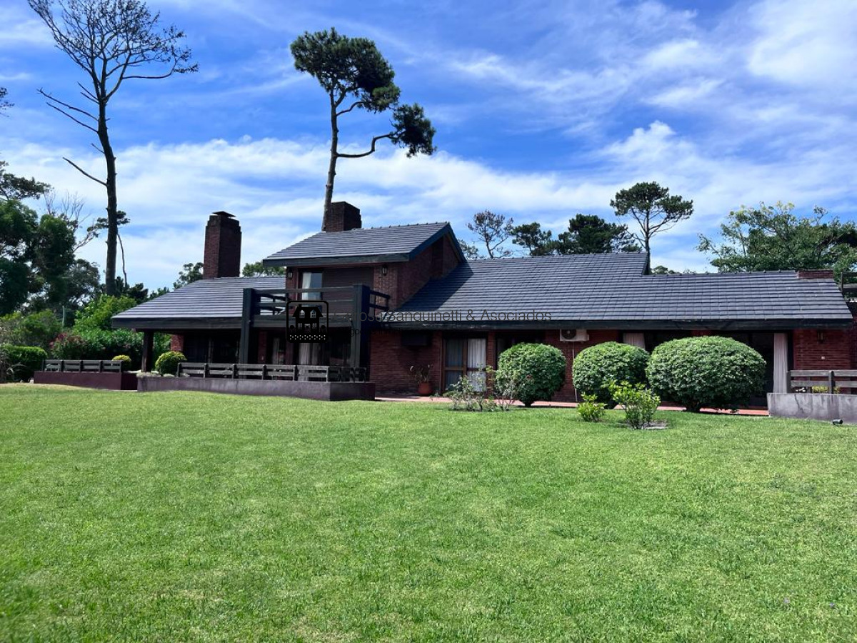 Casa ID.2286 - Espectacular casa en Pinares a metros del mar