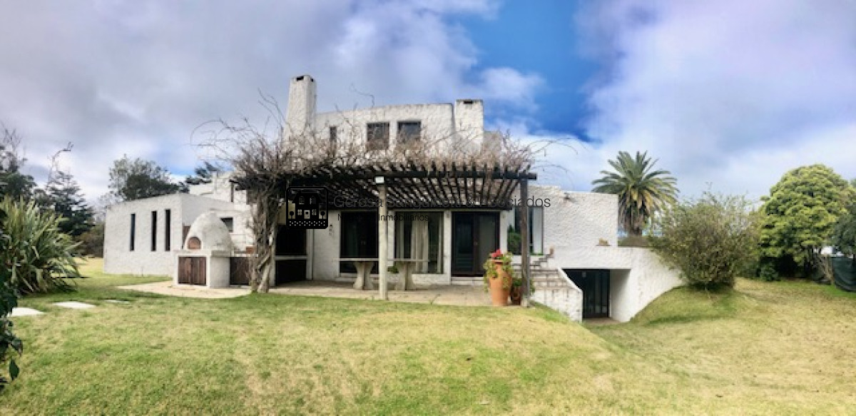 Casa ID.1744 - Amplia casa en PInares a metros del mar
