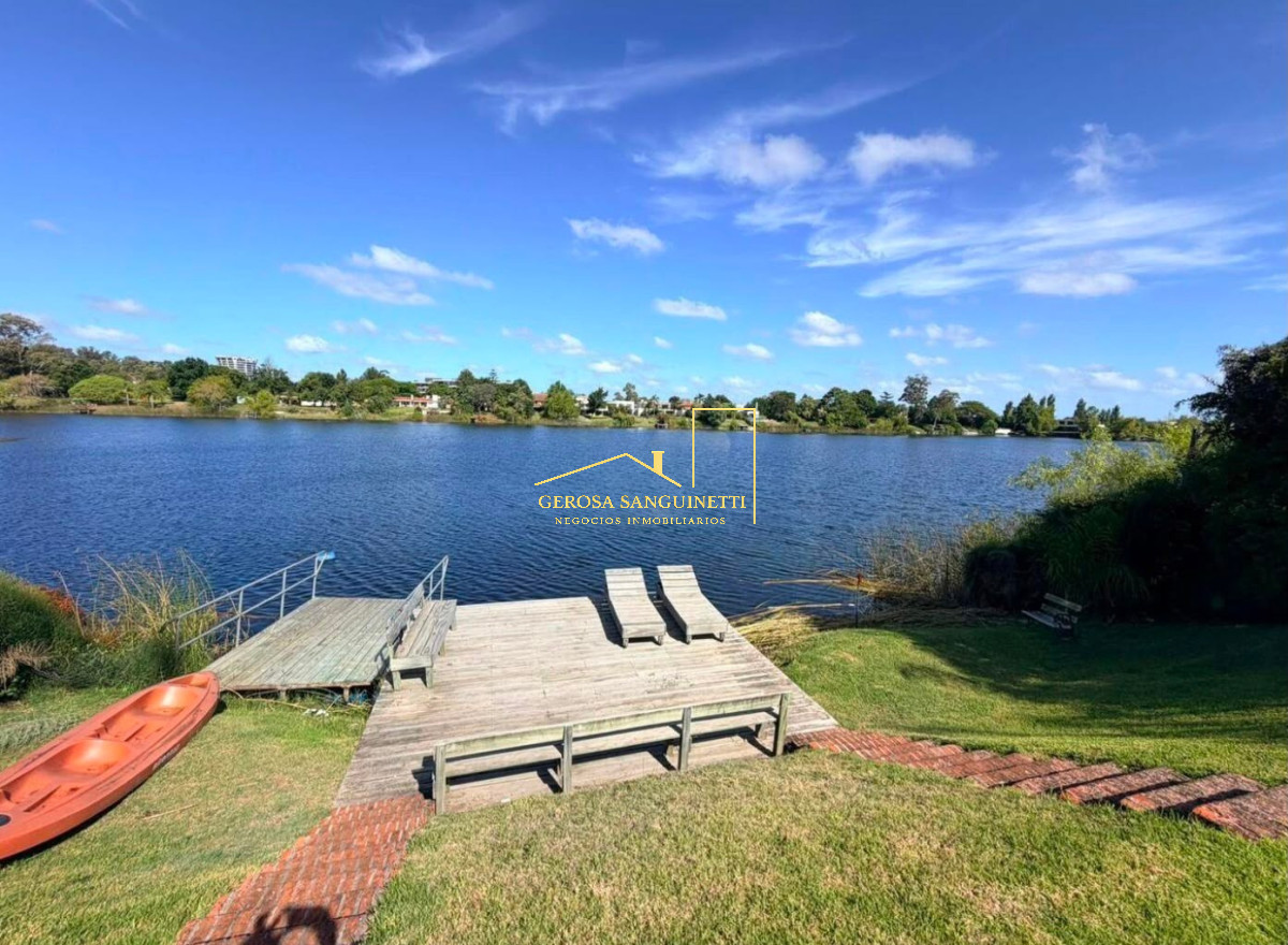 Casa ID.3730 - Casa sobre lago de Parque Miramar en venta 