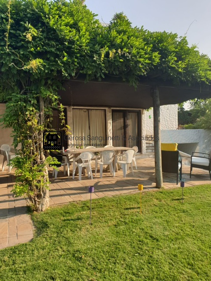 Casa ID.1744 - Amplia casa en PInares a metros del mar