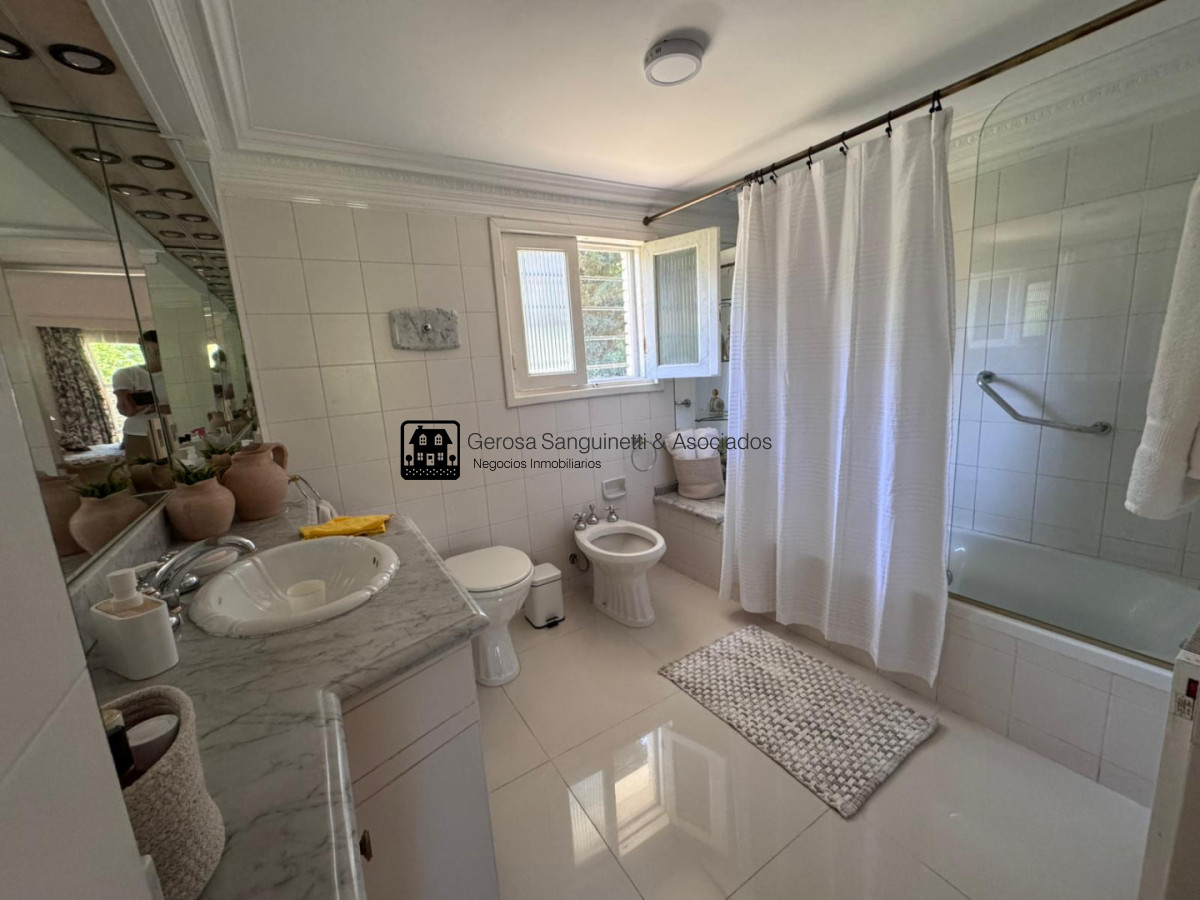 Casa ID.3310 - Casa de 4 dormitorios en alquiler en San Rafael 