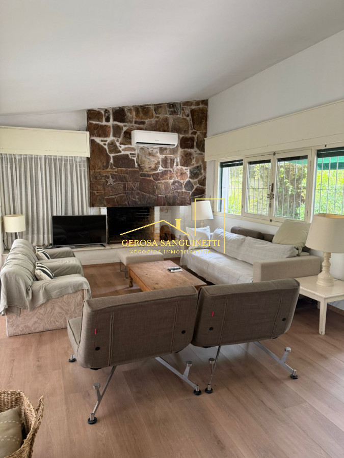 Casa ID.3332 - Chalet con piscina climatizada de 3 dormitorios en alquiler Punta del Este