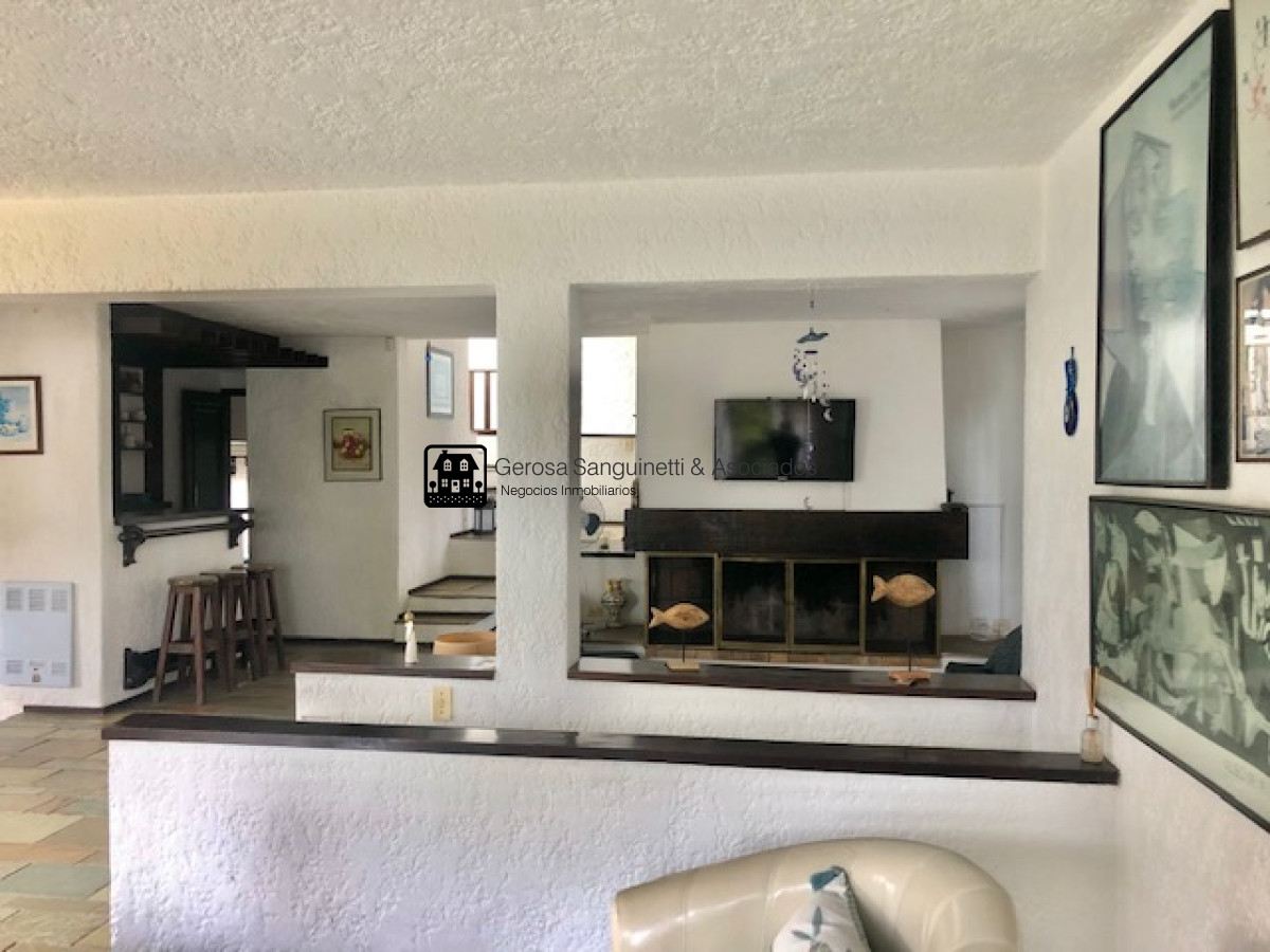 Casa ID.1744 - Amplia casa en PInares a metros del mar