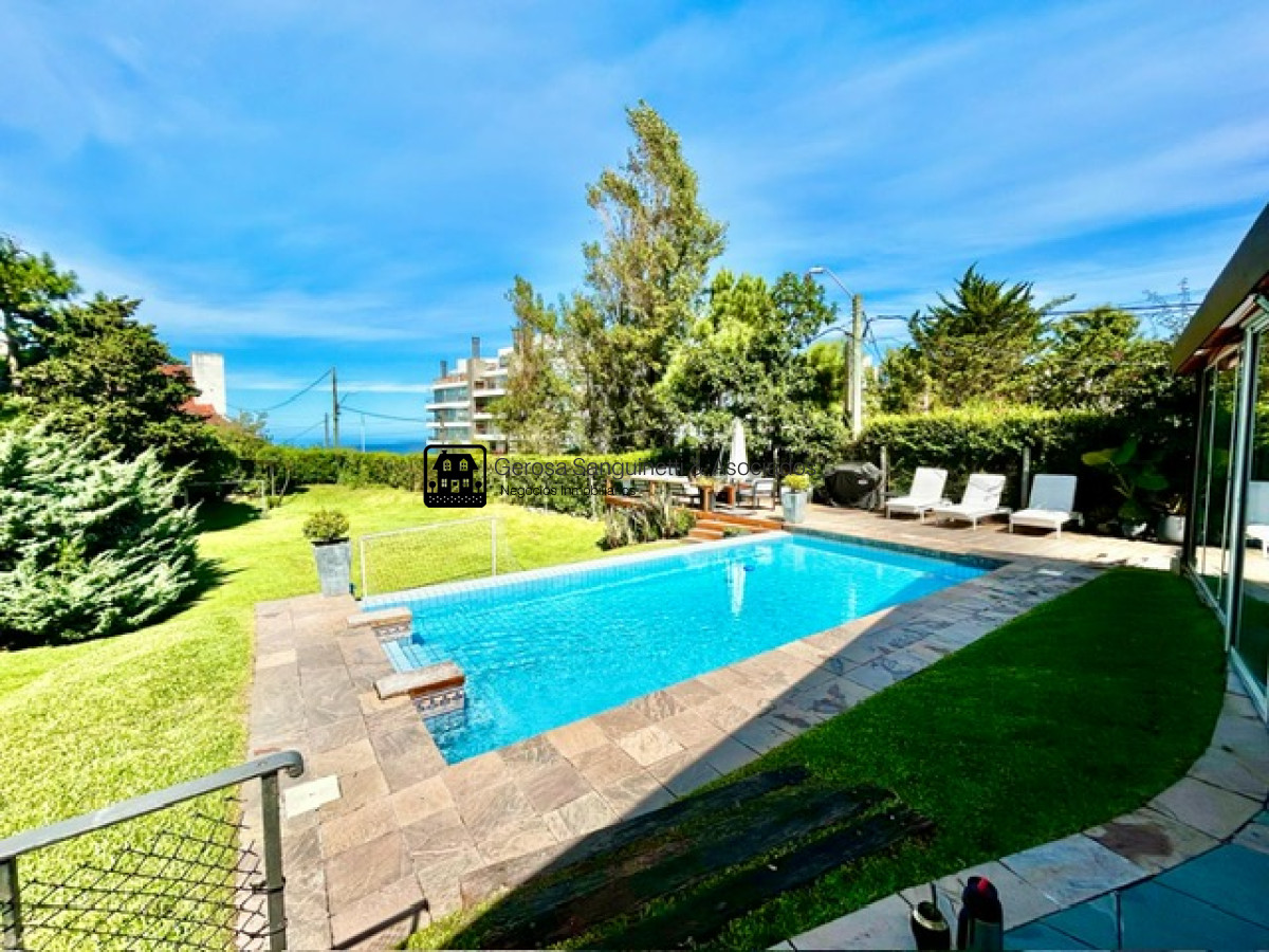 Casa ID.1061 - Espectacular casa a media cuadra del mar 