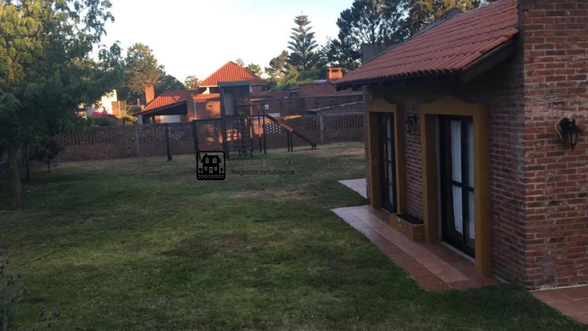 Casa ID.2124 - Casa en Pinares con espectacular jardín